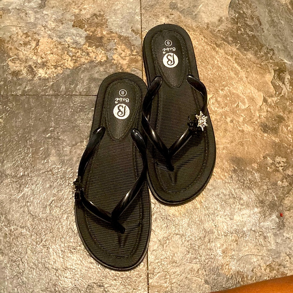 black flip flops with a snowflake if ur able to com get them itd help alot!